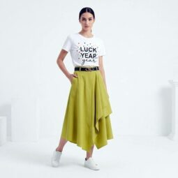 Femeie îmbrăcată în tricou alb și fustă galbenă