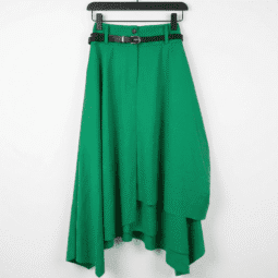Fustă verde cu un design elegant, suspendată pe umeraș