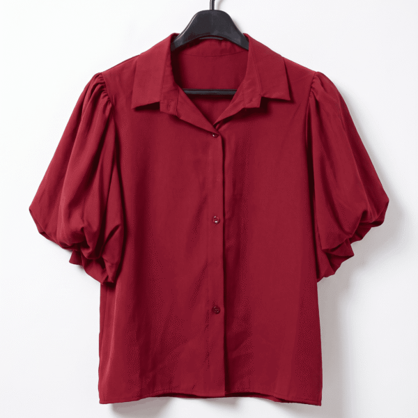 Bluza closh grena cu mâneci bufante, elegantă și modernă