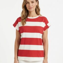 Femeie îmbrăcată cu un tricou cu dungi roșii și albe