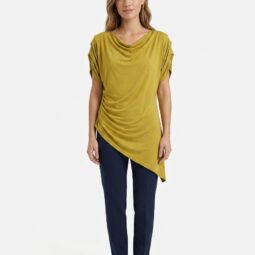 Femeie purtând bluză galbenă cu pantaloni bleumarin