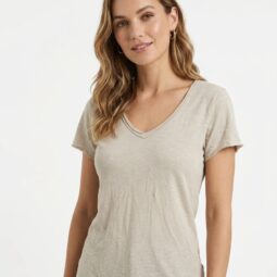 Femeie zâmbitoare purtând un tricou bej simplu