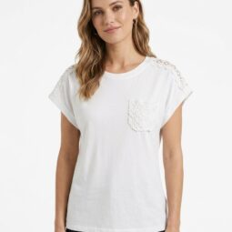 Tricou alb cu detalii din dantelă pe umeri