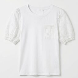 Tricou alb cu mâneci din dantelă și buzunar