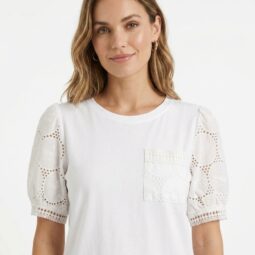 Tricou alb cu manșete dantelate