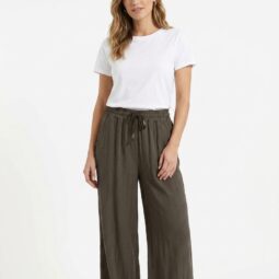Femeie purtând un tricou alb și pantaloni largi verzi