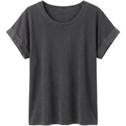 Tricou simplu gri cu mâneci scurte.