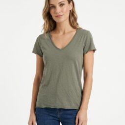 Tricou verde cu decolteu în V, purtat de o femeie tânără
