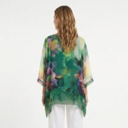 Femeie cu o bluză florală transparentă, văzută din spate