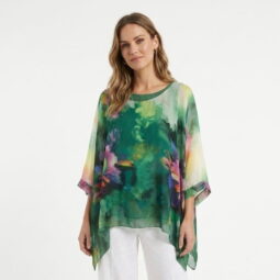 Bluza elegantă cu imprimeu floral pe fundal verde
