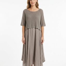 Femeie îmbrăcată în rochie bej elegantă