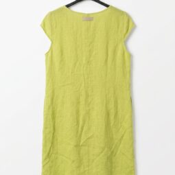Rochie verde deschis, simplă, cu mâneci scurte, agățată pe umeraș
