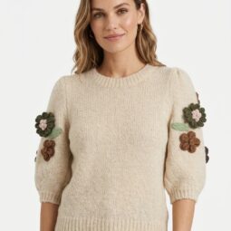Pulover bej cu flori decorative pe mâneci