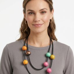 Femeie cu un colier colorat și un tricou gri