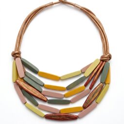 Colier din materiale colorate, design modern, accesoriu elegant.