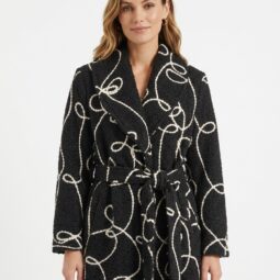 Geacă neagră cu dungi albe, modernă și elegantă.