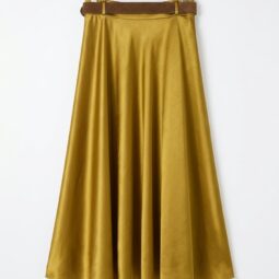 fustă lungă de culoare galbenă, elegantă și fluidă
