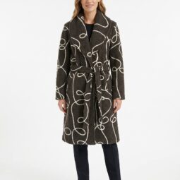Mujer portant un palton cu model abstract și centură