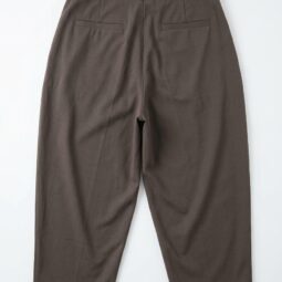 Pantaloni de culoare gri închis cu un brâu maro