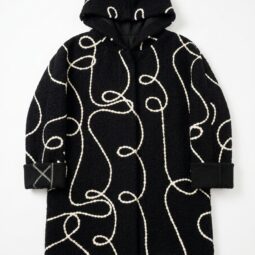 Palton negru cu model abstract alb