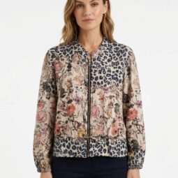 Femeie purtând o jachetă cu imprimeu floral și leopard