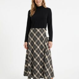 Rochie lungă cu imprimeu carat și bluză neagră