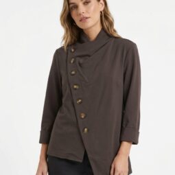 Bluza elegantă cu guler înalt și nasturi, într-o nuanță de maro