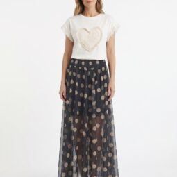 Fustă neagră cu buline bej, purtată cu un tricou alb